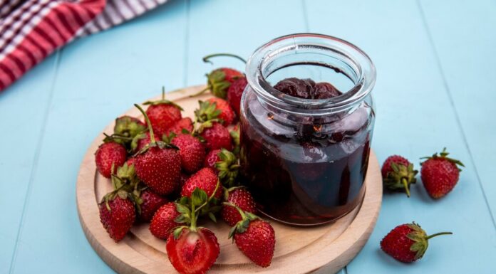 Hogyan készítsünk tökéletes eperlekvárt a frissen szedett eprekből?