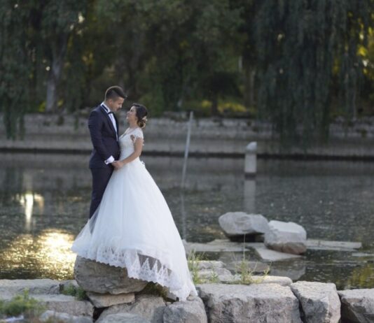 Tóparti esküvő előnyei – miért különleges választás a vízpart?